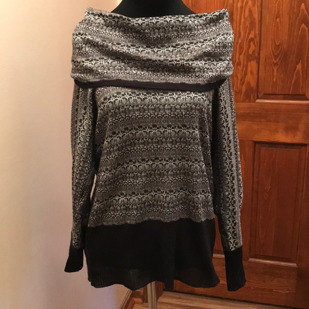 Daytrip XL Black, Silver, and Gray winter top